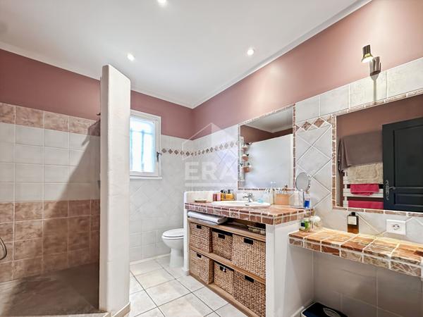 Villa de plain pied avec studio attenant, piscine chauffée