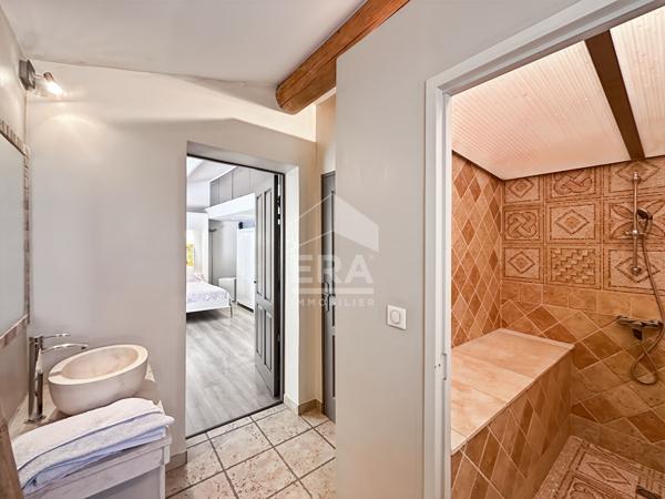 Villa de plain pied avec studio attenant, piscine chauffée