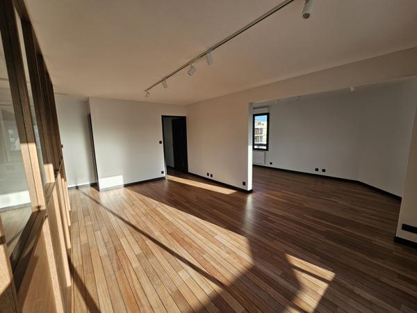 T4 Dernier étage rénové double garage.