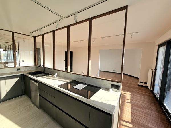 T4 Dernier étage rénové double garage.