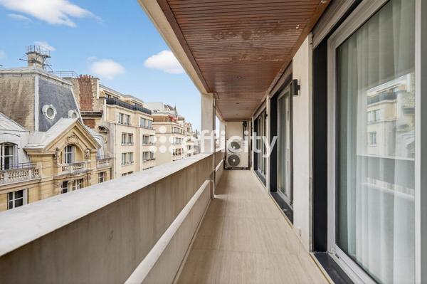 Appartement
         4 pièces
        - 122 m² Bien prestige 1 950 000 € *