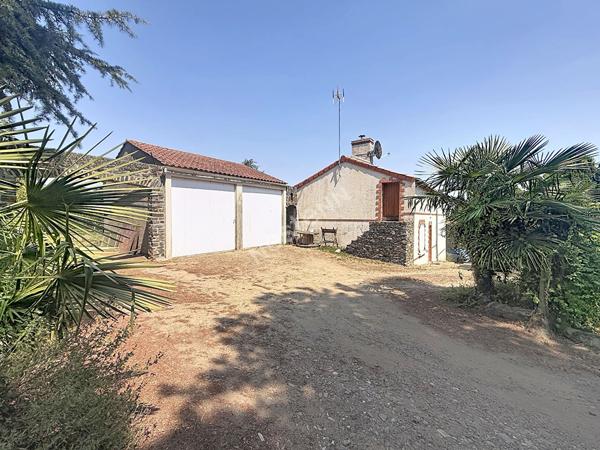Maison en pierres à vendre à la Chapelle Saint Florent - 3 chambres - garage double - Grand terrain