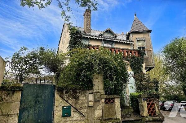 Dans un environnement exceptionnel, avec une vue imprenable sur la Vienne et le château de Chin...