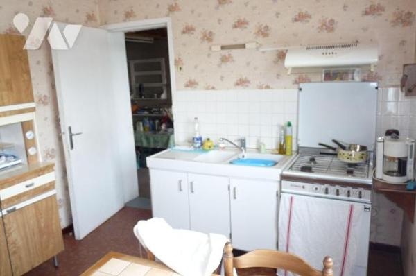 A Vendre à Ambrières-les-Vallées (53300) en Mayenne (53), une maison de plain-pied composée d'u...