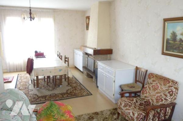 A Vendre à Ambrières-les-Vallées (53300) en Mayenne (53), une maison de plain-pied composée d'u...