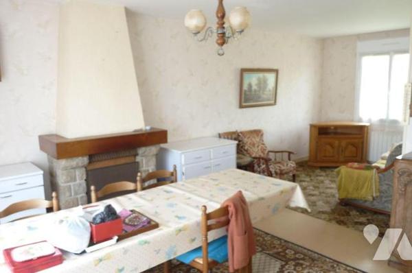 A Vendre à Ambrières-les-Vallées (53300) en Mayenne (53), une maison de plain-pied composée d'u...