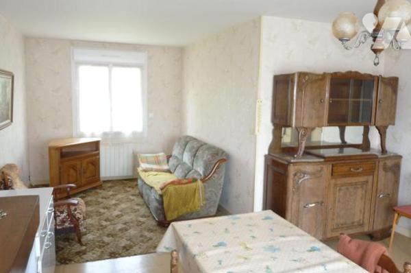 A Vendre à Ambrières-les-Vallées (53300) en Mayenne (53), une maison de plain-pied composée d'u...