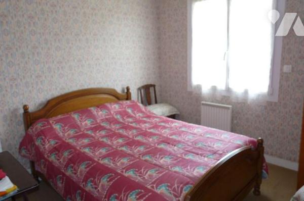 A Vendre à Ambrières-les-Vallées (53300) en Mayenne (53), une maison de plain-pied composée d'u...