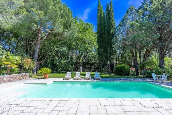 Villa 8 pièces 233 m² avec piscine sur 1 hectare à Roquebrune-sur-Argens