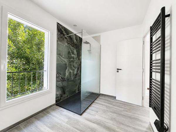 MARSEILLE 12ème Arrdt. A 500 m du métro, Maison neuve 155 m² avec 5 chambres.