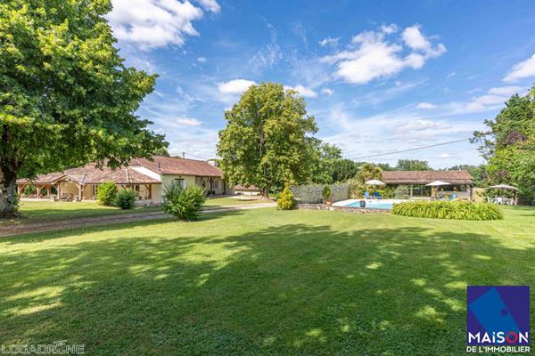Proche Castelmoron sur Lot à 20 minutes de Villeneuve-sur-Lot, en plein coeur du Lot-et-Garonne et proche de toutes les commodités, venez découvrir cet ensemble immobilier en pierre d'environ 334,39 m² avec gîte et piscine, implanté sur un terrain de plus , Monclar