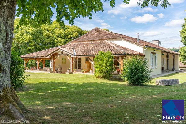 Proche Castelmoron sur Lot à 20 minutes de Villeneuve-sur-Lot, en plein coeur du Lot-et-Garonne et proche de toutes les commodités, venez découvrir cet ensemble immobilier en pierre d'environ 334,39 m² avec gîte et piscine, implanté sur un terrain de plus , Monclar
