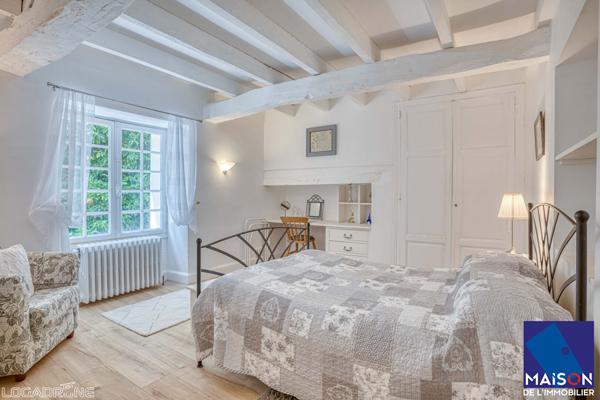 Proche Castelmoron sur Lot à 20 minutes de Villeneuve-sur-Lot, en plein coeur du Lot-et-Garonne et proche de toutes les commodités, venez découvrir cet ensemble immobilier en pierre d'environ 334,39 m² avec gîte et piscine, implanté sur un terrain de plus , Monclar