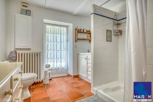 Proche Castelmoron sur Lot à 20 minutes de Villeneuve-sur-Lot, en plein coeur du Lot-et-Garonne et proche de toutes les commodités, venez découvrir cet ensemble immobilier en pierre d'environ 334,39 m² avec gîte et piscine, implanté sur un terrain de plus , Monclar