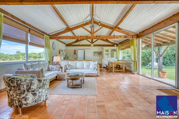 Proche Castelmoron sur Lot à 20 minutes de Villeneuve-sur-Lot, en plein coeur du Lot-et-Garonne et proche de toutes les commodités, venez découvrir cet ensemble immobilier en pierre d'environ 334,39 m² avec gîte et piscine, implanté sur un terrain de plus , Monclar