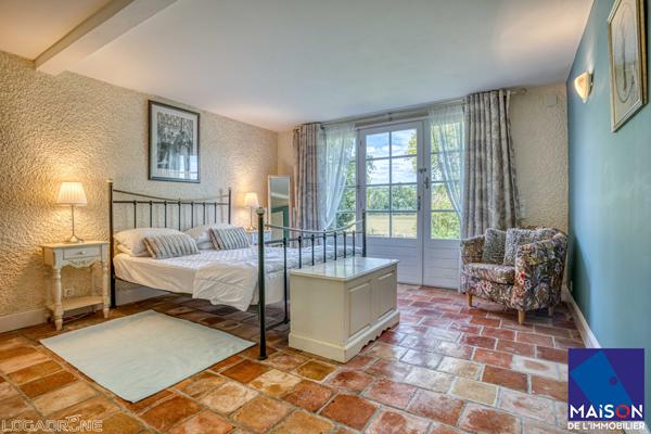 Proche Castelmoron sur Lot à 20 minutes de Villeneuve-sur-Lot, en plein coeur du Lot-et-Garonne et proche de toutes les commodités, venez découvrir cet ensemble immobilier en pierre d'environ 334,39 m² avec gîte et piscine, implanté sur un terrain de plus , Monclar