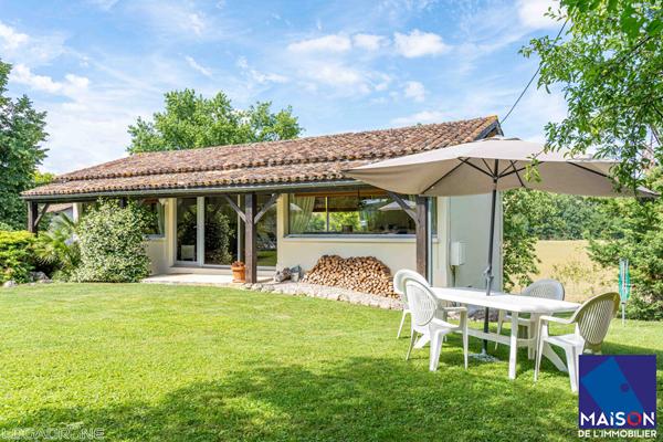Proche Castelmoron sur Lot à 20 minutes de Villeneuve-sur-Lot, en plein coeur du Lot-et-Garonne et proche de toutes les commodités, venez découvrir cet ensemble immobilier en pierre d'environ 334,39 m² avec gîte et piscine, implanté sur un terrain de plus , Monclar