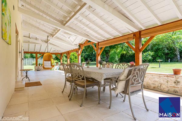 Proche Castelmoron sur Lot à 20 minutes de Villeneuve-sur-Lot, en plein coeur du Lot-et-Garonne et proche de toutes les commodités, venez découvrir cet ensemble immobilier en pierre d'environ 334,39 m² avec gîte et piscine, implanté sur un terrain de plus , Monclar