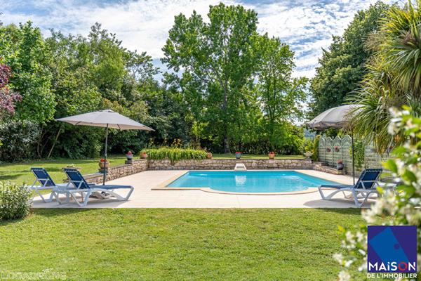 Proche Castelmoron sur Lot à 20 minutes de Villeneuve-sur-Lot, en plein coeur du Lot-et-Garonne et proche de toutes les commodités, venez découvrir cet ensemble immobilier en pierre d'environ 334,39 m² avec gîte et piscine, implanté sur un terrain de plus , Monclar