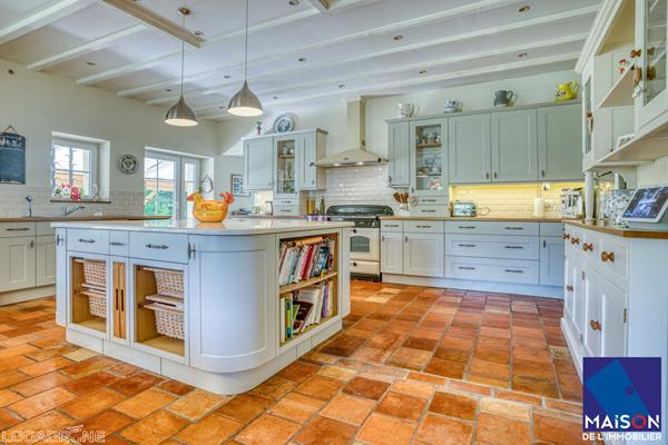 Proche Castelmoron sur Lot à 20 minutes de Villeneuve-sur-Lot, en plein coeur du Lot-et-Garonne et proche de toutes les commodités, venez découvrir cet ensemble immobilier en pierre d'environ 334,39 m² avec gîte et piscine, implanté sur un terrain de plus , Monclar