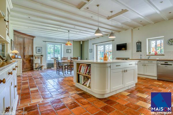 Proche Castelmoron sur Lot à 20 minutes de Villeneuve-sur-Lot, en plein coeur du Lot-et-Garonne et proche de toutes les commodités, venez découvrir cet ensemble immobilier en pierre d'environ 334,39 m² avec gîte et piscine, implanté sur un terrain de plus , Monclar