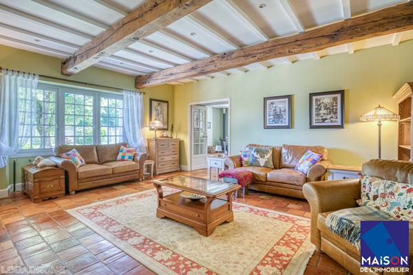 Proche Castelmoron sur Lot à 20 minutes de Villeneuve-sur-Lot, en plein coeur du Lot-et-Garonne et proche de toutes les commodités, venez découvrir cet ensemble immobilier en pierre d'environ 334,39 m² avec gîte et piscine, implanté sur un terrain de plus , Monclar