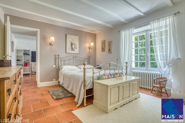 Proche Castelmoron sur Lot à 20 minutes de Villeneuve-sur-Lot, en plein coeur du Lot-et-Garonne et proche de toutes les commodités, venez découvrir cet ensemble immobilier en pierre d'environ 334,39 m² avec gîte et piscine, implanté sur un terrain de plus , Monclar