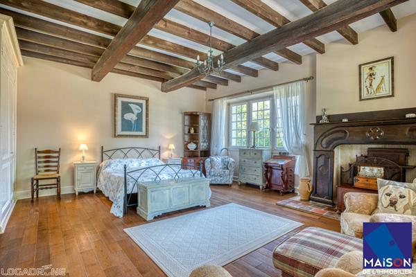 Proche Castelmoron sur Lot à 20 minutes de Villeneuve-sur-Lot, en plein coeur du Lot-et-Garonne et proche de toutes les commodités, venez découvrir cet ensemble immobilier en pierre d'environ 334,39 m² avec gîte et piscine, implanté sur un terrain de plus , Monclar
