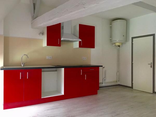 CASTELMORON-SUR-LOT, au dernier étage et sous les toits, agréable T2 d'environ 46,09 m2 au sol. Cet appartement dans un très bon état comprenant une pièce de vie avec coin cuisine équipée, une chambre avec salle d'eau, une entrée et un WC. Double vitrage , Castelmoron sur lot