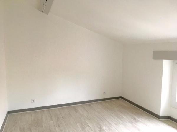 CASTELMORON-SUR-LOT, au dernier étage et sous les toits, agréable T2 d'environ 46,09 m2 au sol. Cet appartement dans un très bon état comprenant une pièce de vie avec coin cuisine équipée, une chambre avec salle d'eau, une entrée et un WC. Double vitrage , Castelmoron sur lot