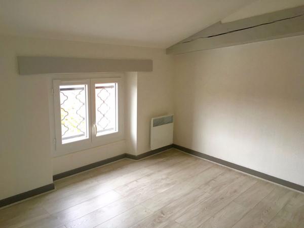 CASTELMORON-SUR-LOT, au dernier étage et sous les toits, agréable T2 d'environ 46,09 m2 au sol. Cet appartement dans un très bon état comprenant une pièce de vie avec coin cuisine équipée, une chambre avec salle d'eau, une entrée et un WC. Double vitrage , Castelmoron sur lot