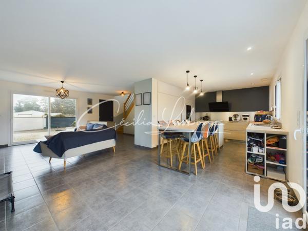 Pavillon 7 pièces de 137 m² à Villeblevin (89340)