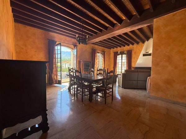 PRADES Maison 5 pièce(s) 189 m2