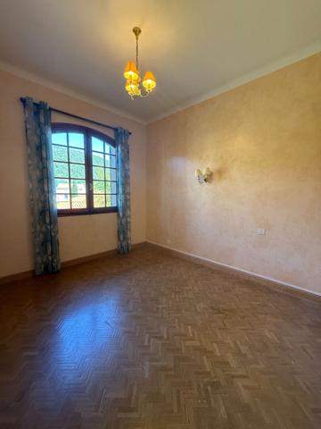 PRADES Maison 5 pièce(s) 189 m2