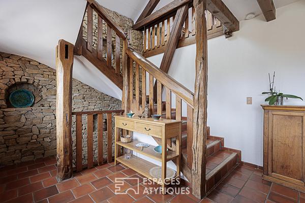 Maison de village aux volumes insoupçonnés et esprit loft sous les toits