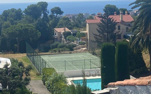 Maison à vendre    5 pièces •  Cagnes-sur-Mer