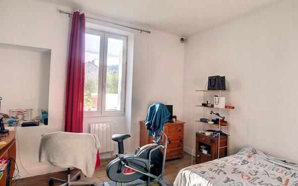 Immeuble à vendre    7 pièces • 200 m2 Périgueux