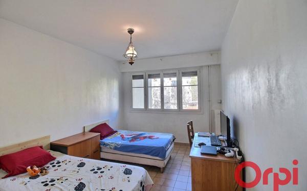 Appartement à vendre    3 pièces • 74 m2 Marseille 3