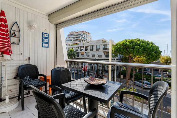 LA GRANDE-MOTTE (34280) – STUDIO CABINE AVEC COIN NUIT – 31,59 M² – BALCON – VUE MER & PORT – EXPOSITION SUD – ASCENSEUR