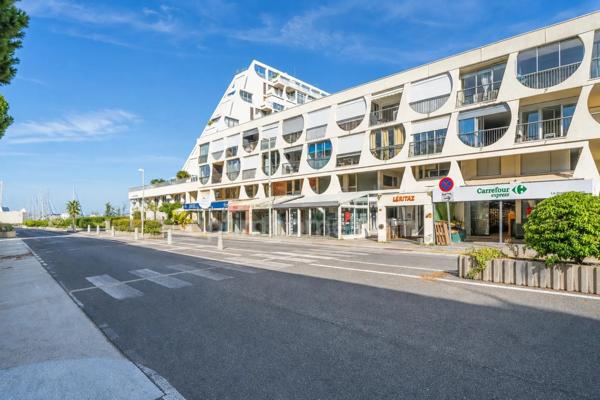 LA GRANDE-MOTTE (34280) – STUDIO CABINE AVEC COIN NUIT – 31,59 M² – BALCON – VUE MER & PORT – EXPOSITION SUD – ASCENSEUR