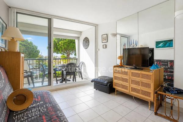 LA GRANDE-MOTTE (34280) – STUDIO CABINE AVEC COIN NUIT – 31,59 M² – BALCON – VUE MER & PORT – EXPOSITION SUD – ASCENSEUR
