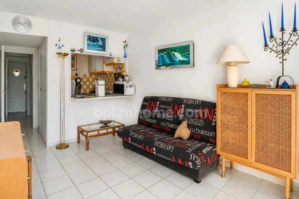 LA GRANDE-MOTTE (34280) – STUDIO CABINE AVEC COIN NUIT – 31,59 M² – BALCON – VUE MER & PORT – EXPOSITION SUD – ASCENSEUR