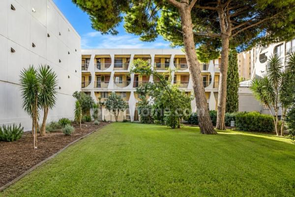 LA GRANDE-MOTTE (34280) – STUDIO CABINE AVEC COIN NUIT – 31,59 M² – BALCON – VUE MER & PORT – EXPOSITION SUD – ASCENSEUR