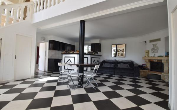 Maison à vendre    8 pièces • 259 m2 Arquian