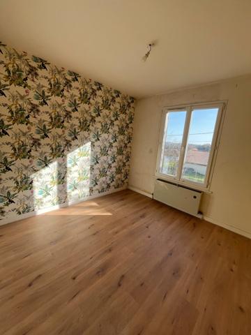Maison lumineuse et bien entretenue de 3 chambres sur entresol aménageable à RIBERAC (24)