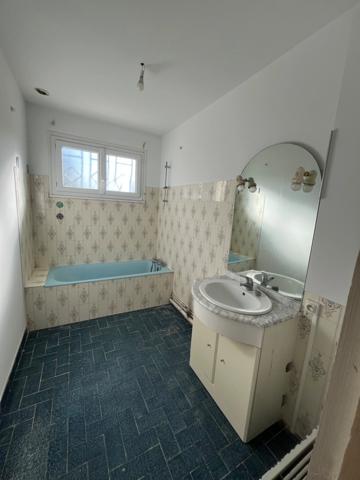 Maison lumineuse et bien entretenue de 3 chambres sur entresol aménageable à RIBERAC (24)
