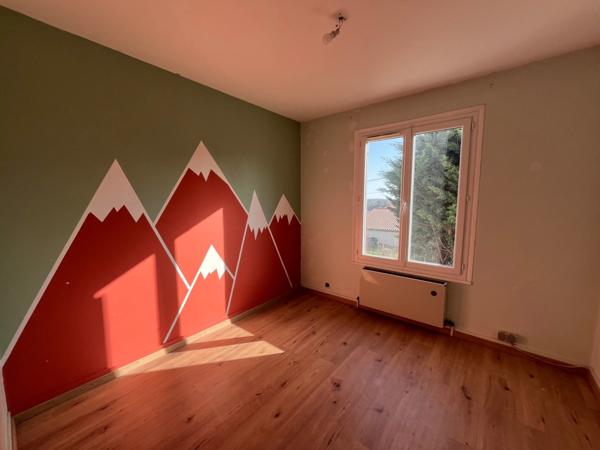 Maison lumineuse et bien entretenue de 3 chambres sur entresol aménageable à RIBERAC (24)