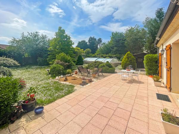 Maison avec piscine creusée et jardin paysagé