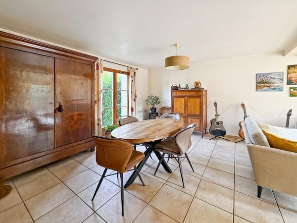 Maison avec piscine creusée et jardin paysagé