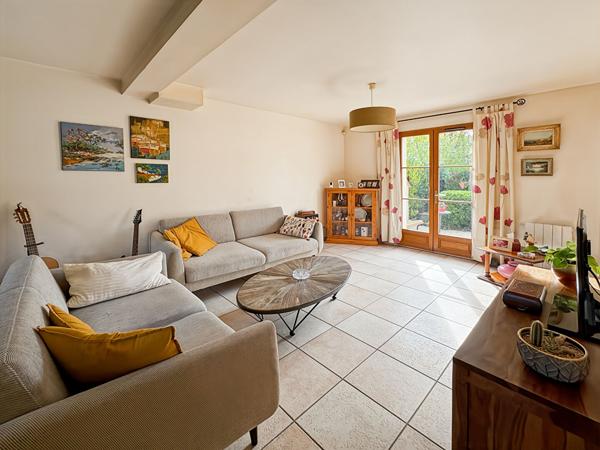 Maison avec piscine creusée et jardin paysagé